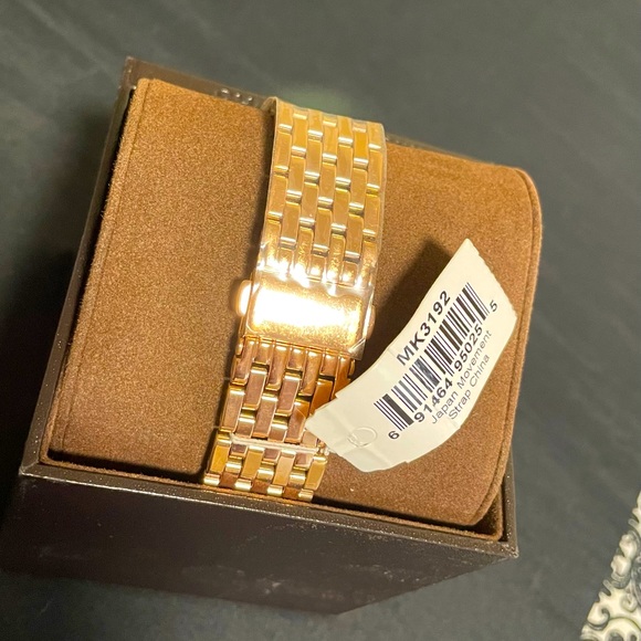 Watch - Picture 2 of 3